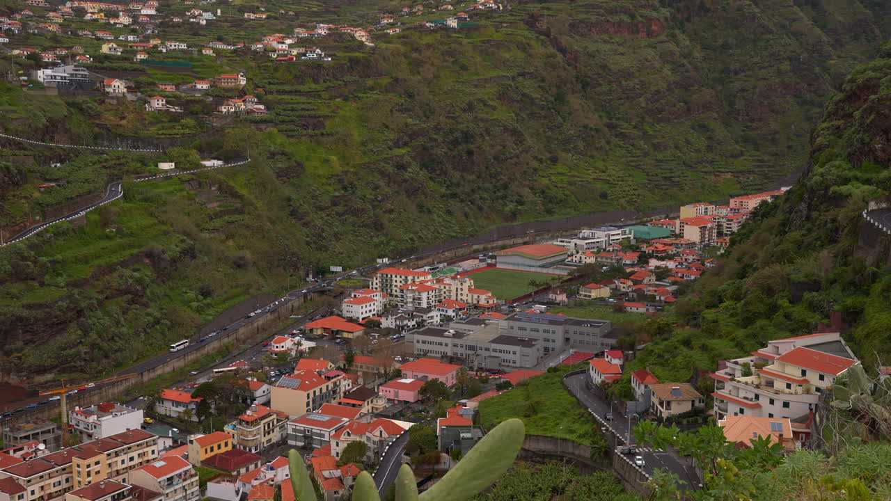 Cidade Montanhosa na Madeira, Portugal