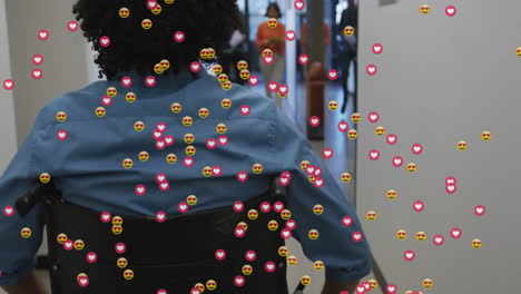 animación de iconos de los medios sobre empresario biracial en silla de ruedas en la oficina