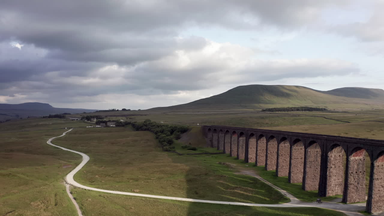 toma aérea empujando el viaducto ribblehead - estación de tren en el parque nacional de los valles de yorkshire