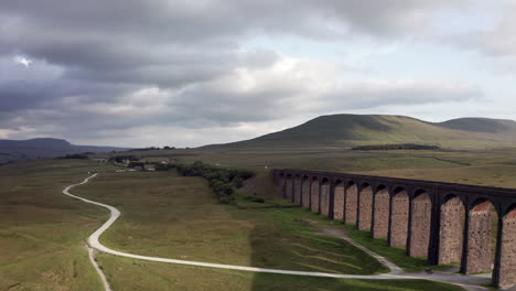 Toma-Aérea-Empujando-El-Viaducto-Ribblehead---Estación-De-Tren-En-El-Parque-Nacional-De-Los-Valles-De-Yorkshire