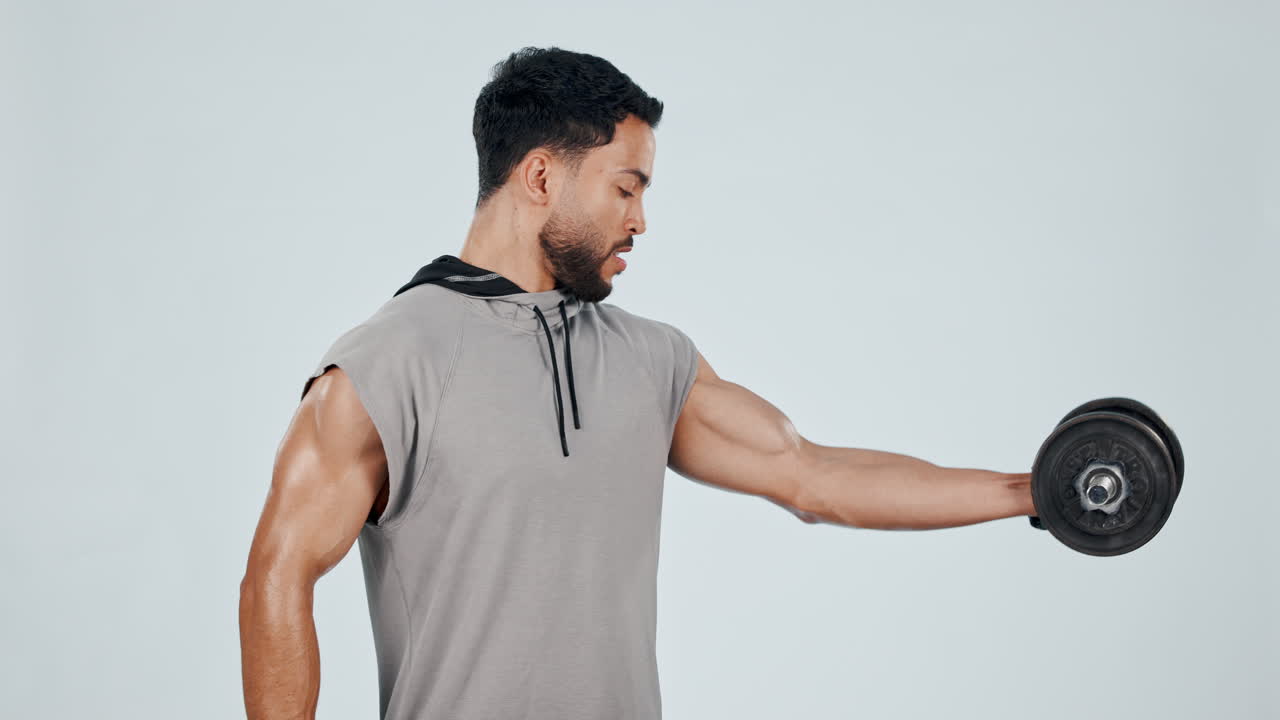 남자, 무게를 들어올리는 덤벨과 보디빌더