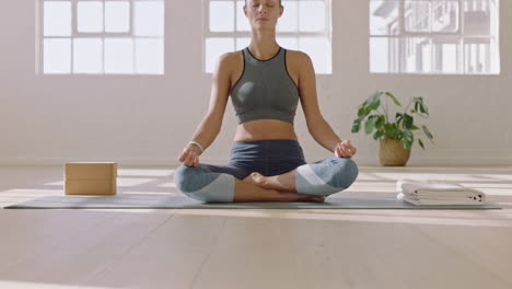 Attraktive-Yoga-Frau-Praktiziert-Lotus-Pose-Meditation-Und-Genießt-Einen-Gesunden-Spirituellen-Lebensstil,-Trainiert-Achtsamkeitsübungen-Im-Studio-Bei-Sonnenaufgang