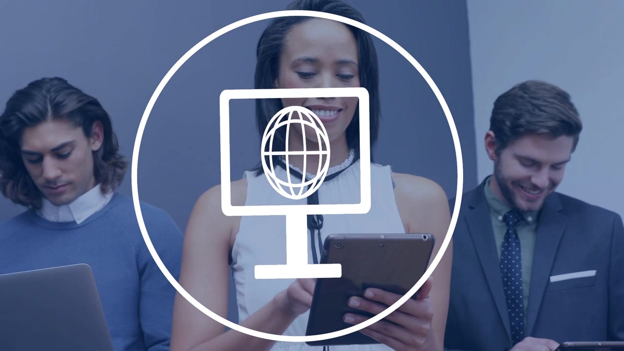 Un team che tocca tablet e laptop, con un cerchio bianco che appare ruotando un monitor-globo e centrando una donna per una promozione.