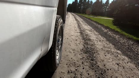 primer plano nuevo coche blanco acelera hacia abajo escénica carretera en zigzag corriendo