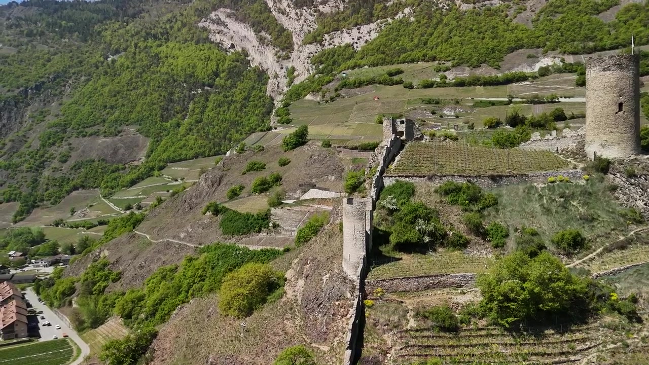 Burgruine Saillon, Bayard-Turm, Wahrzeichen im Wallis, Schweiz, Luftaufnahme-Drohnen-Landschaftsvideo.