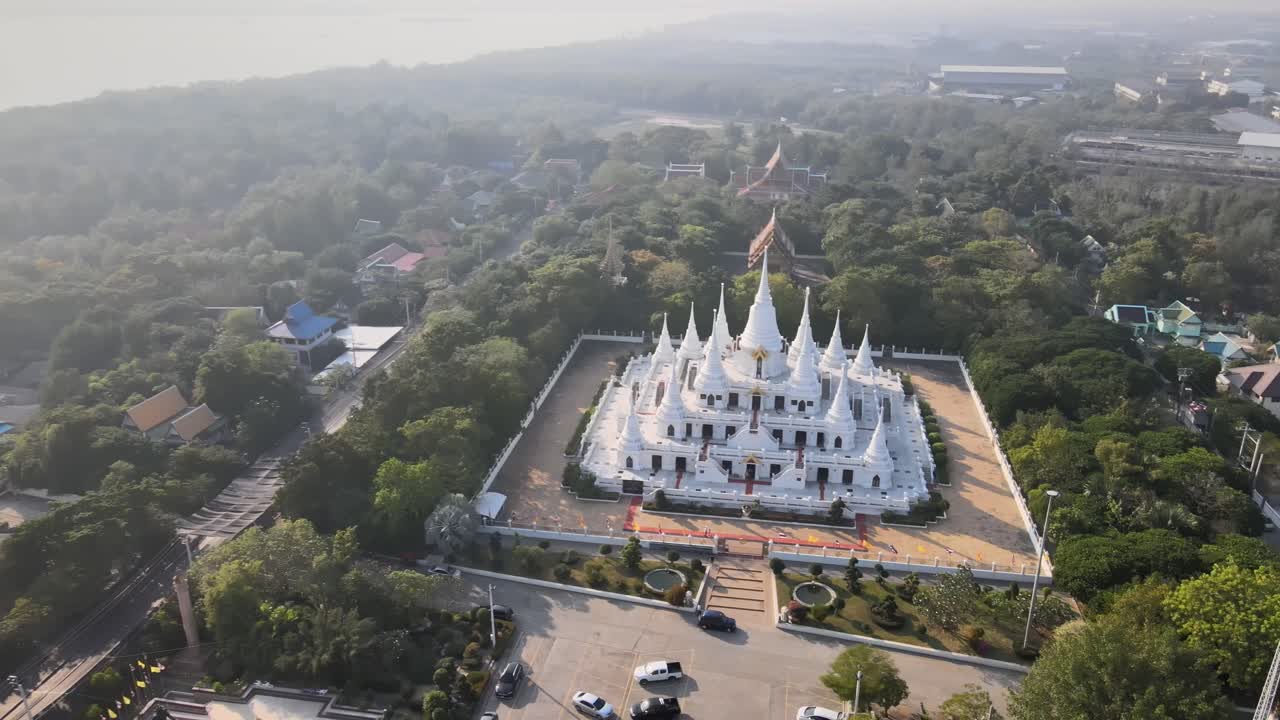 panorámica cinematográfica de 4k hacia atrás desde el templo de wat asokaram hasta el reflejo del atardecer en el río en samut prakan, bangkok, tailandia