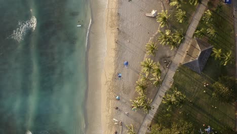 Waikiki-walls-beach,-tropical-paradise-with-sunbathers-relaxing