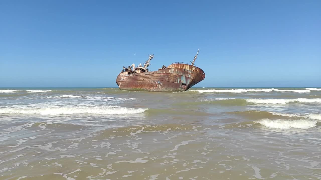 barco de pesca abandonado después de que encalló y se estrelló en las costas