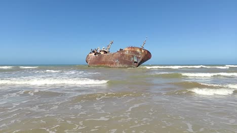 Verlassenes-Fischerboot,-Nachdem-Es-Auf-Grund-Gelaufen-Und-An-Der-Küste-Abgestürzt-War