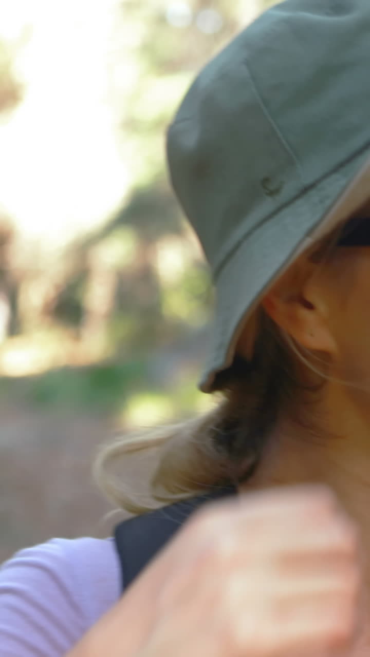 배 을 들고 고 있는 피곤 한 산책자