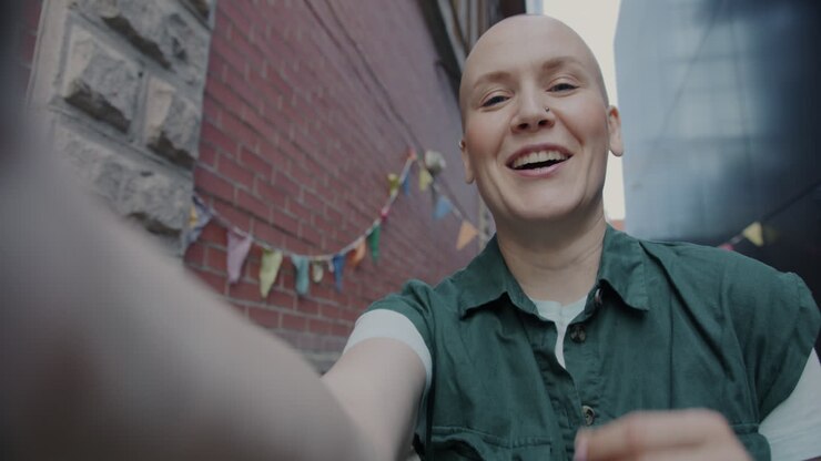 Donna che si scatta un selfie in un contesto urbano
