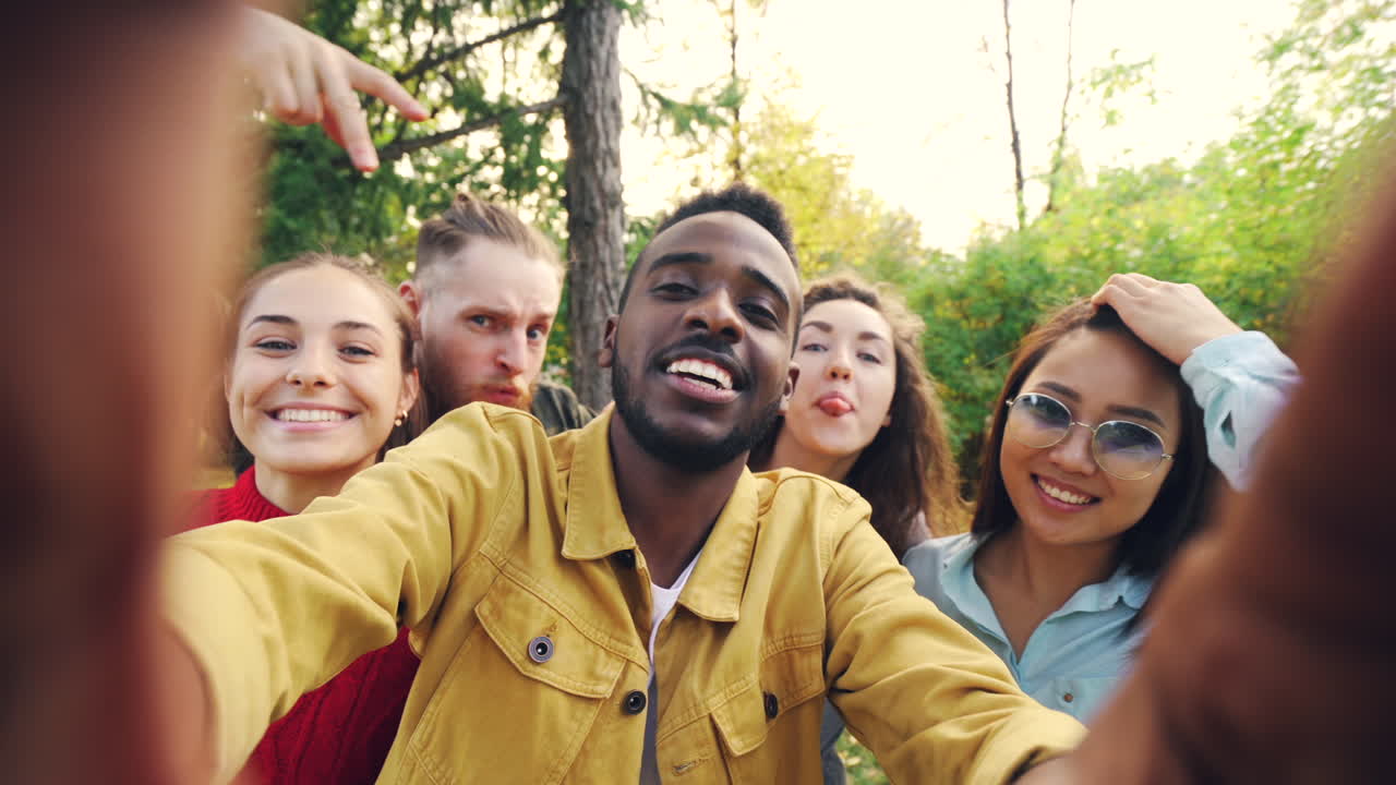 amigos felices tomando una selfie en un parque