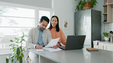 finanzas, pago y computadora portátil con pareja en la cocina