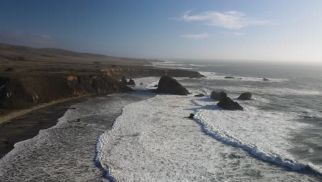 Increíble-Toma-Aérea-De-Rocas-A-Lo-Largo-Del-Océano-Pacífico-Junto-A-Pch-En-Big-Sur