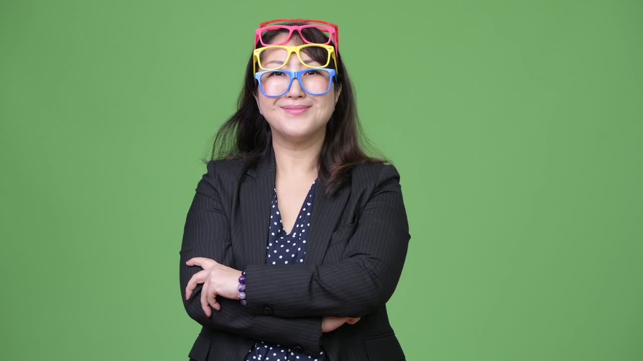 una hermosa mujer de negocios asiática madura que lleva muchas gafas como concepto gracioso