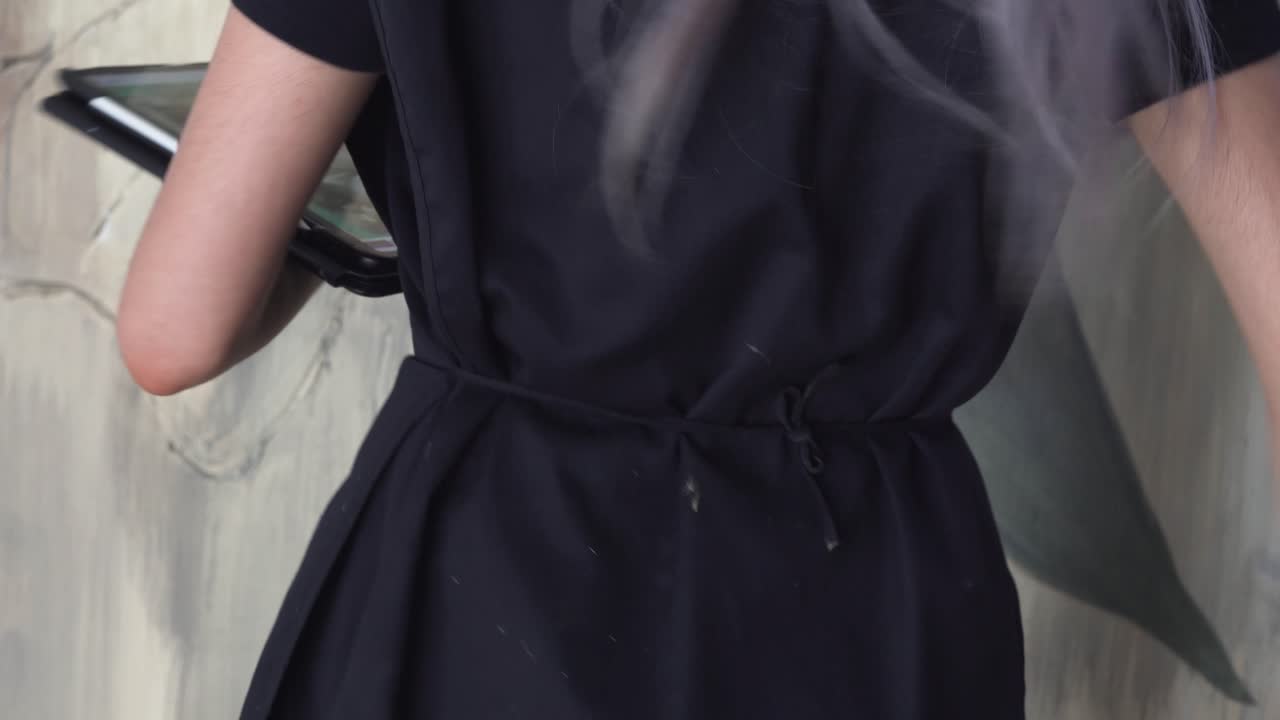 스튜디오에서 캔버스 작업을 하는 보라색 머리 여성 예술가의 뒷모습