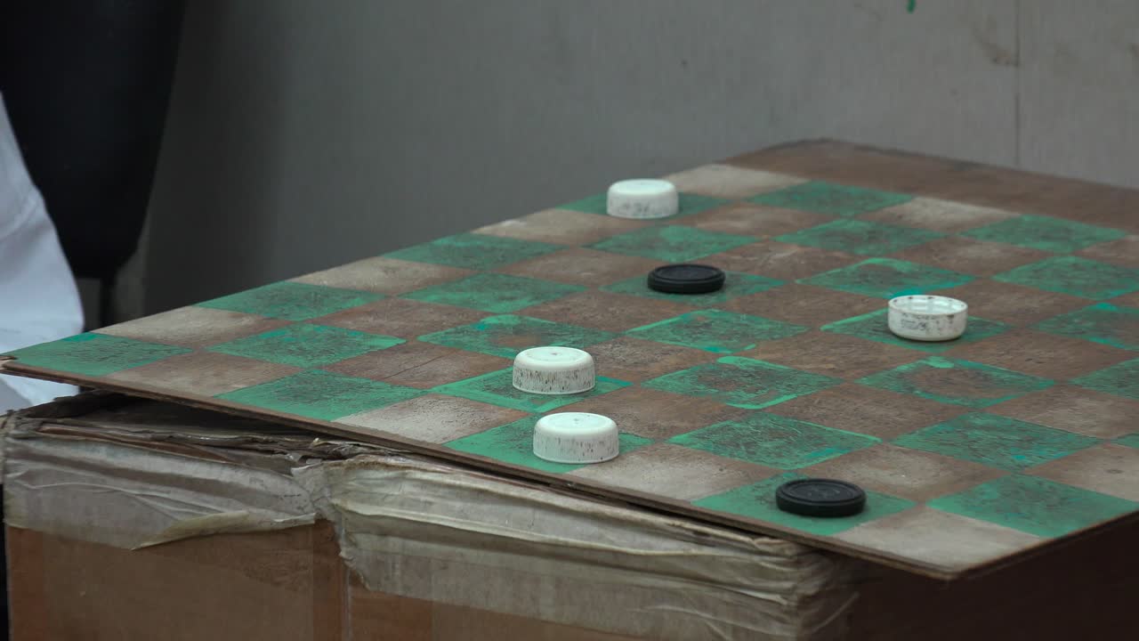 dos hombres juegan a las damas en una barbería en la habana cuba 1