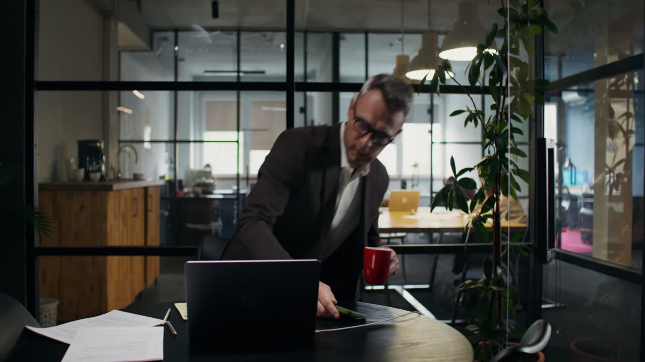 Uomo d'affari che lavora in ufficio