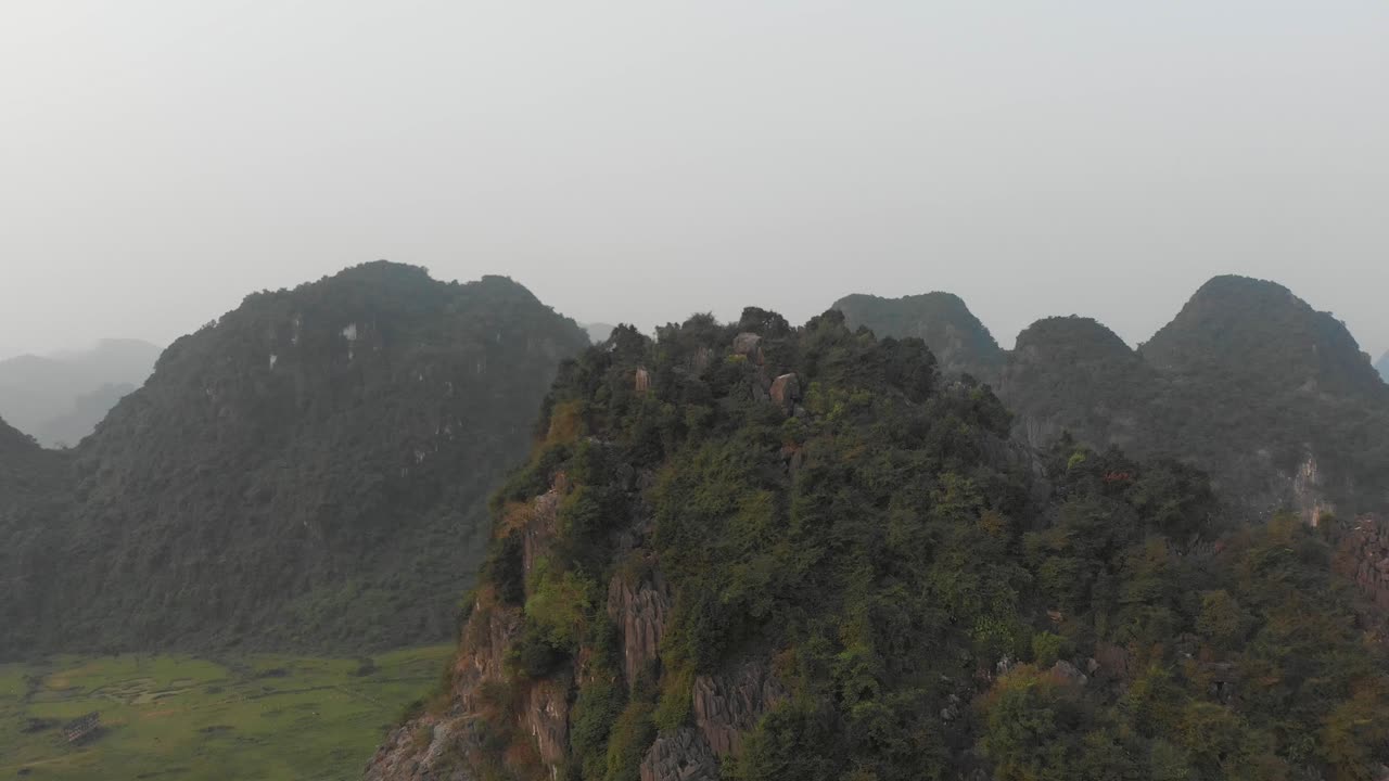 Pemandangan Udara Tanda Phong Nha Ke Bang Vietnam di Pegunungan