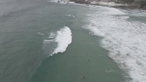 Olas-Espumosas-Con-Surfistas-En-Verano-En-Bondi-Beach-En-Sydney,-Nueva-Gales-Del-Sur,-Australia