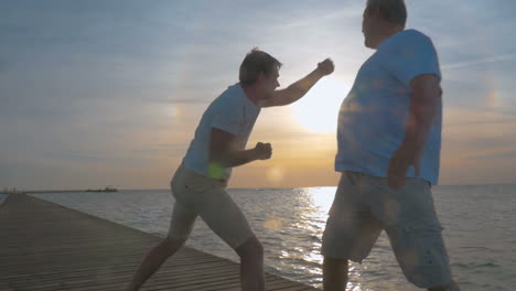 Hijo-Y-Padre-Peleando-En-Broma