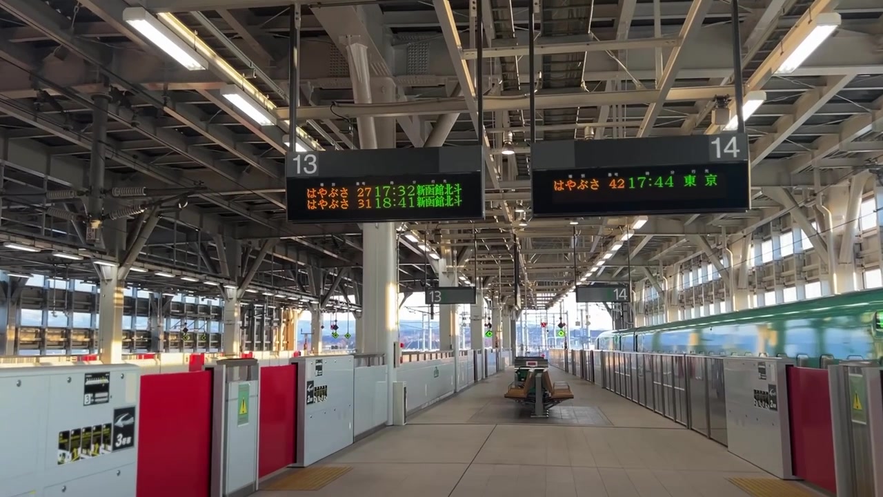 Banchina della stazione del treno proiettile in Giappone