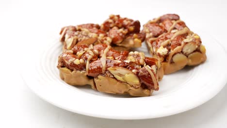 barras de almendras en un plato