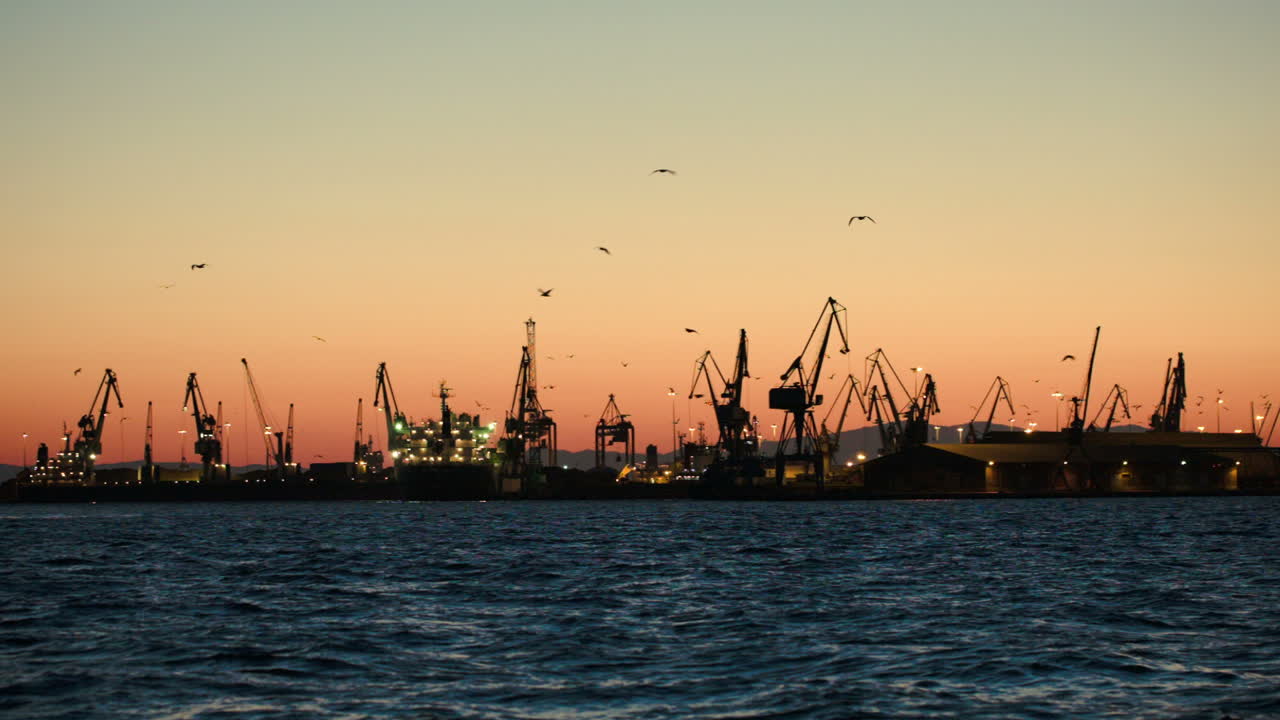 док с кранами вечером