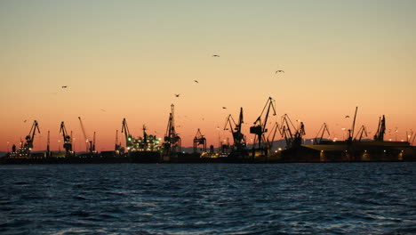 muelle con grúas por la noche