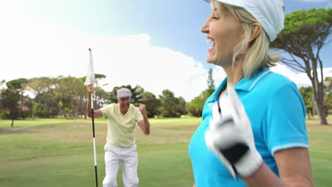Jugadores-De-Golf-Emocionados-Jugando-Juntos