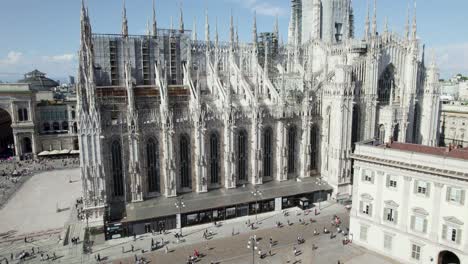 Ornate-exterior-of-famous-Milan-Cathedral-with-tourists-roaming-about