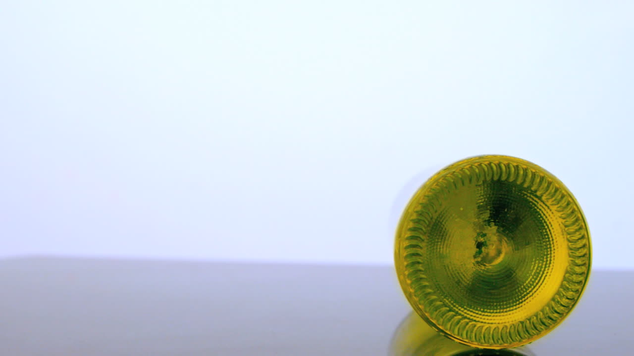 una botella de vino blanco girando