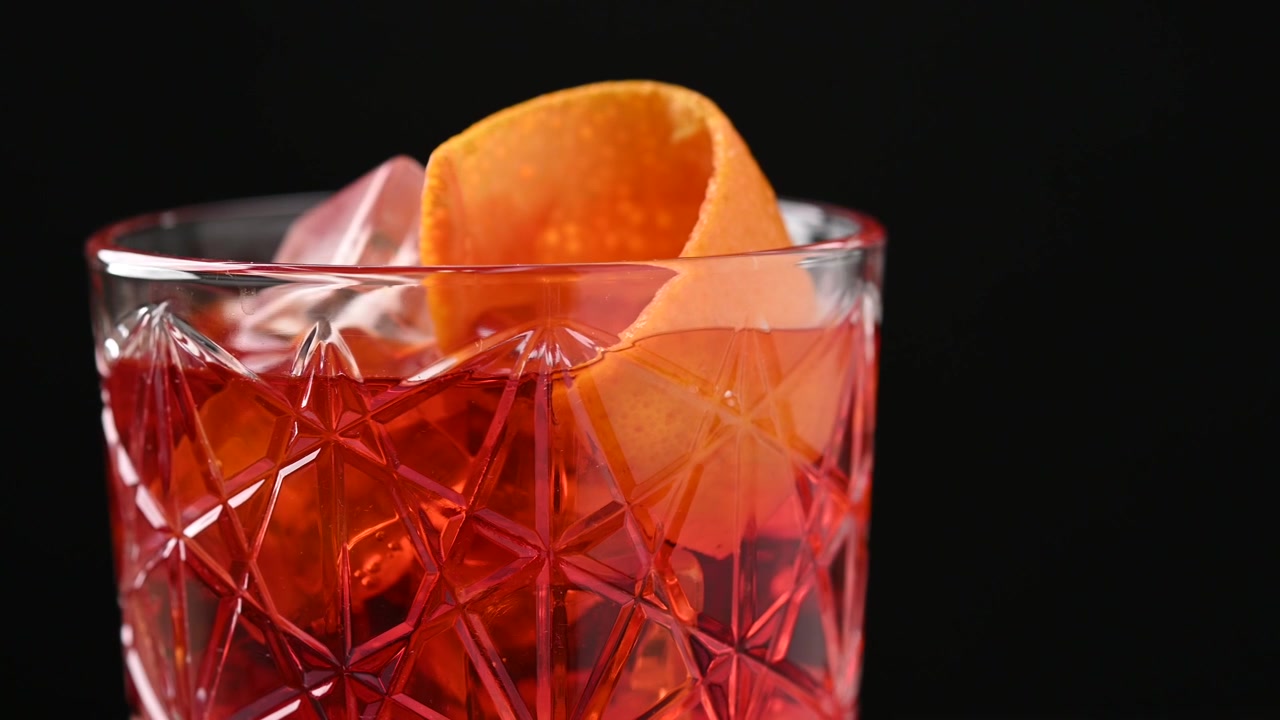 Portakal dilimi ile süslenmiş Americano kokteyli