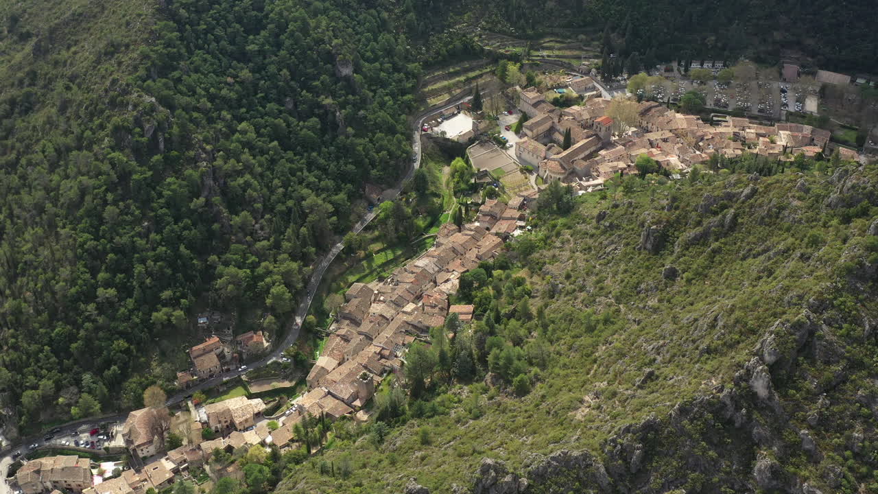 유네스코 유적지인 세인트 길렘 (saint-guilhem-le-désert) 에 대한 공중 사진 - 프랑스 오크산티아 (occitanie)