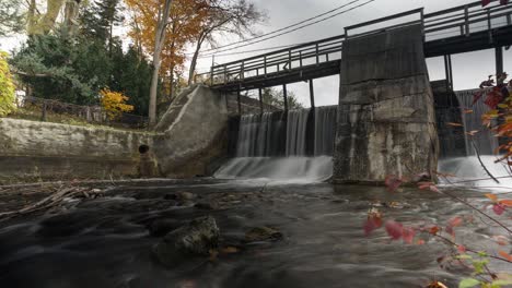 Wasser-Fließt-Einen-Malerischen-Wasserfall,-Schwenkzeitraffer