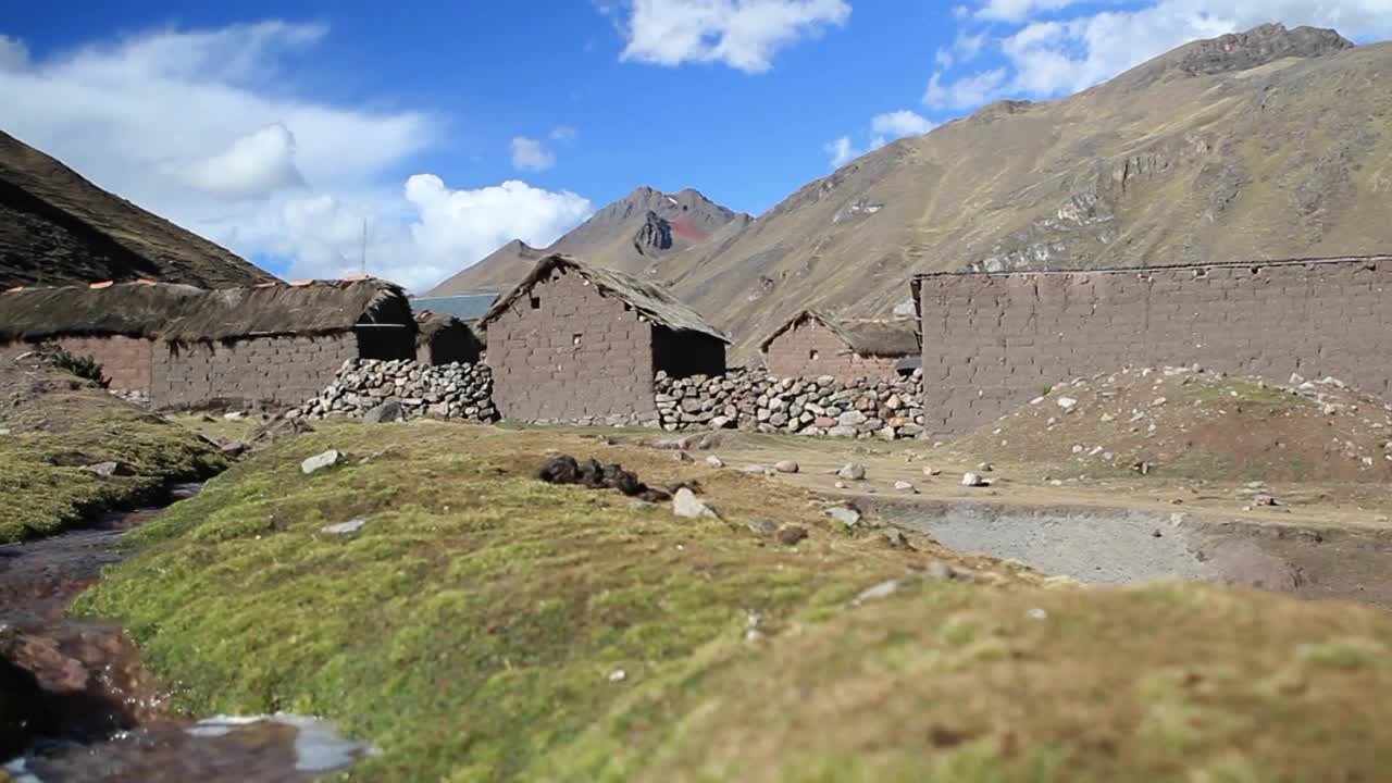 parte trasera del pueblo con un arroyo burbujeante