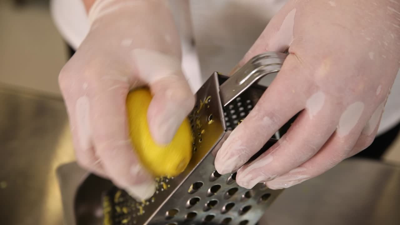 Chef che grattugia la scorza di un limone