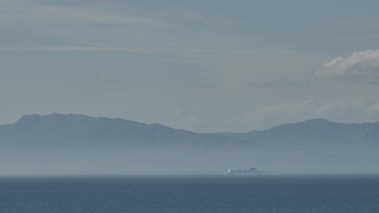 페리, 샷의 오른쪽에서 왼쪽으로 달리는 배