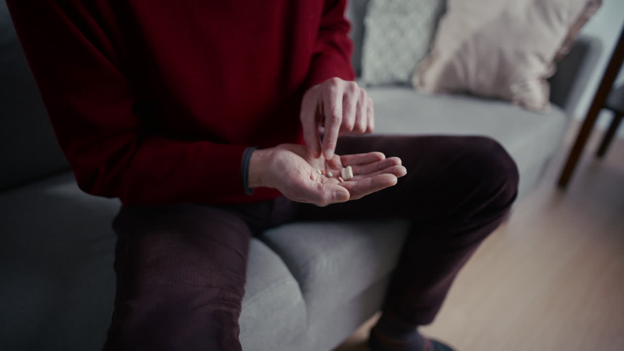 Nærbillede af persons hænder, der tæller medicinpiller