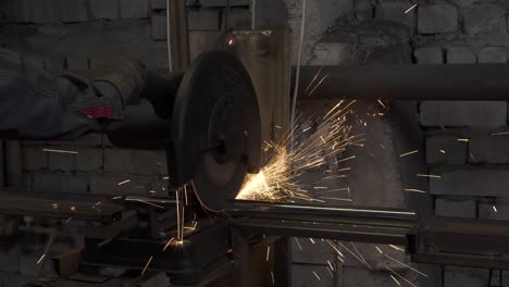 proceso de trabajo en torno con sierra circular en taller