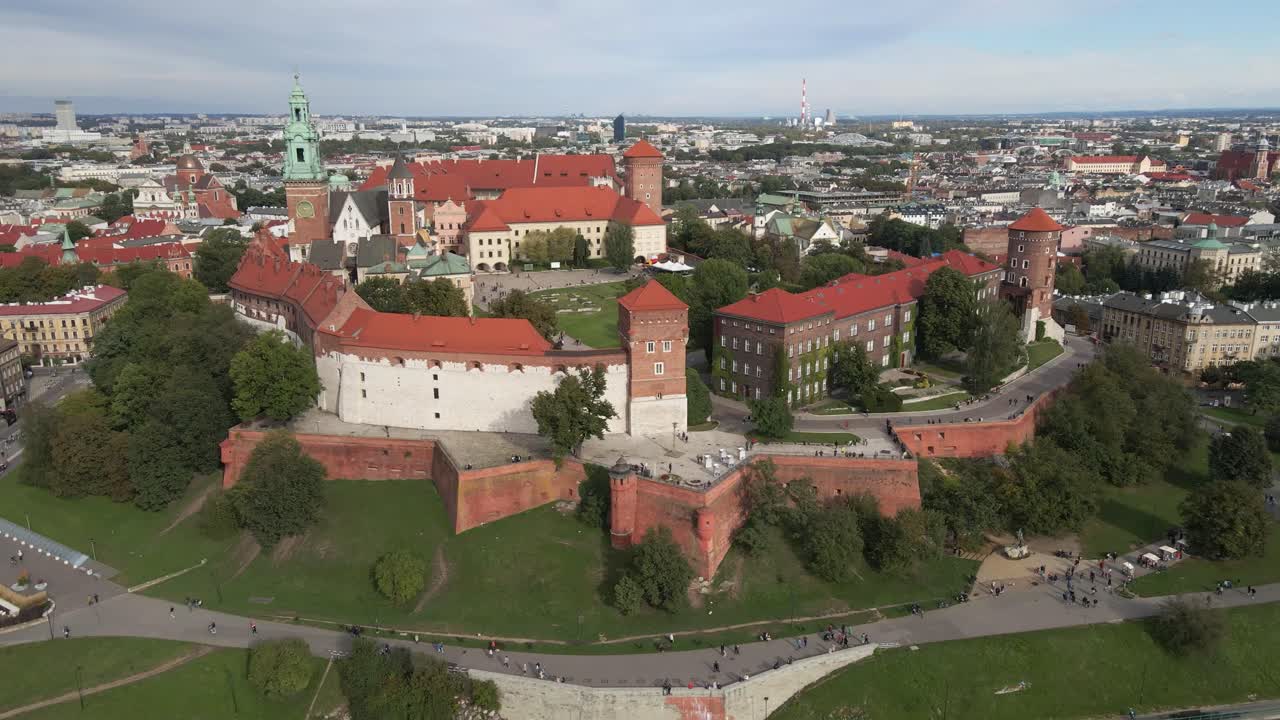 Flyfoto av Krakows kongelige Wawel slott, katedral, forsvarsmurer og promenade