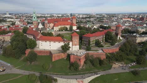 Vista-Aérea-Del-Castillo-Real-De-Wawel-De-Crakow,-La-Catedral,-Las-Murallas-Defensivas-Y-El-Paseo-Marítimo