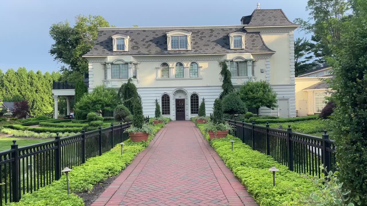 작은 시골 마을의 오래된 시골 저택