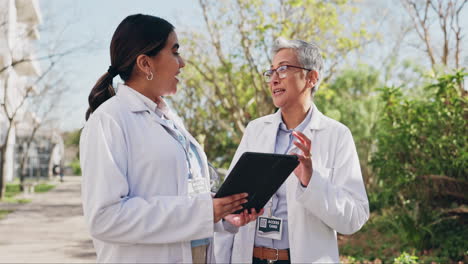 Médicos,-Tabletas-Y-Colaboración-Sanitaria.