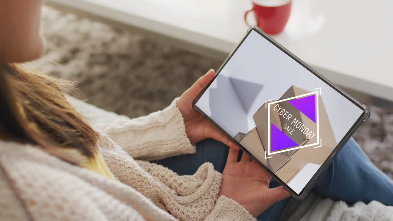 mujer caucásica usando tableta en casa compras en línea en el día de venta del lunes cibernético, cámara lenta