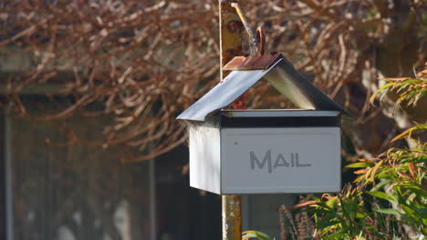 Rostiger-Alter-Briefkasten-Vor-Dem-Einfamilienhaus,-Platz-Zum-Kopieren