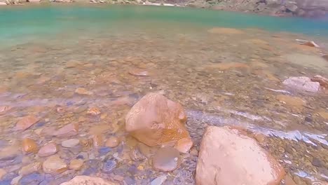 Cascada-De-Agua-Clara-Con-Reflejo-De-Luz-Solar-Por-La-Mañana-Desde-Un-ángulo-Bajo