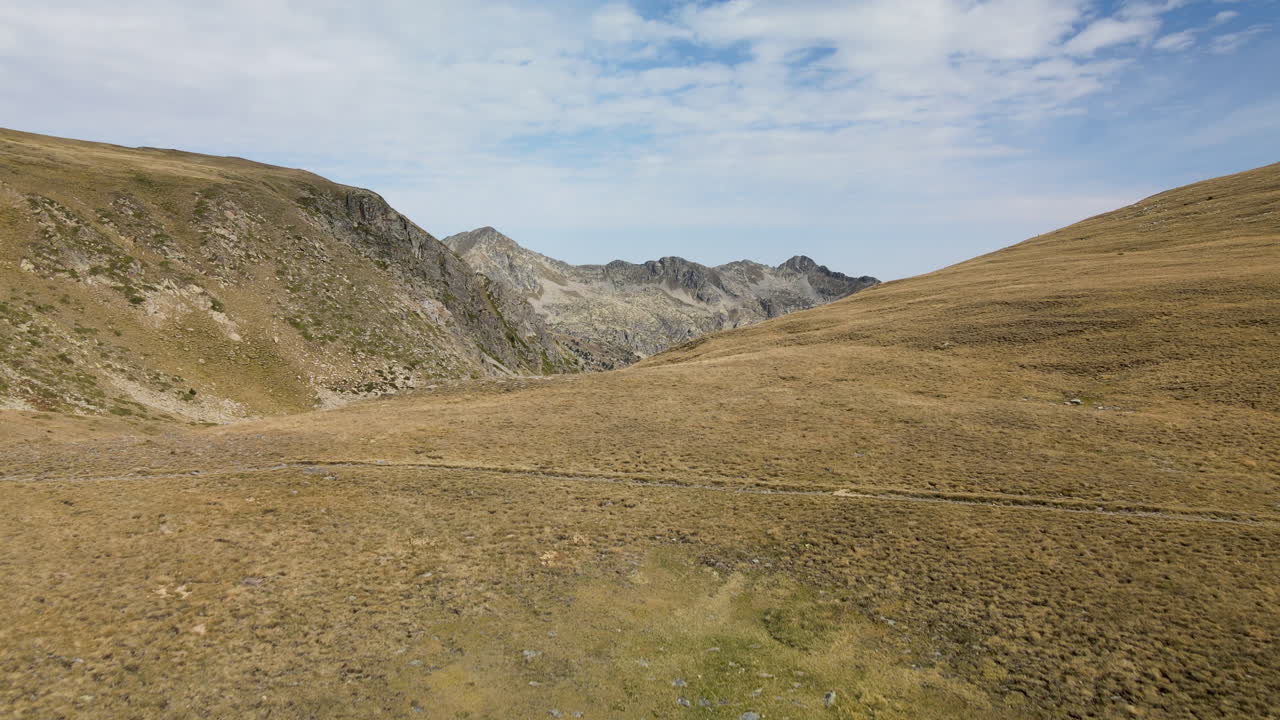 Volo in ascesa per rivelare una straordinaria catena montuosa all'orizzonte