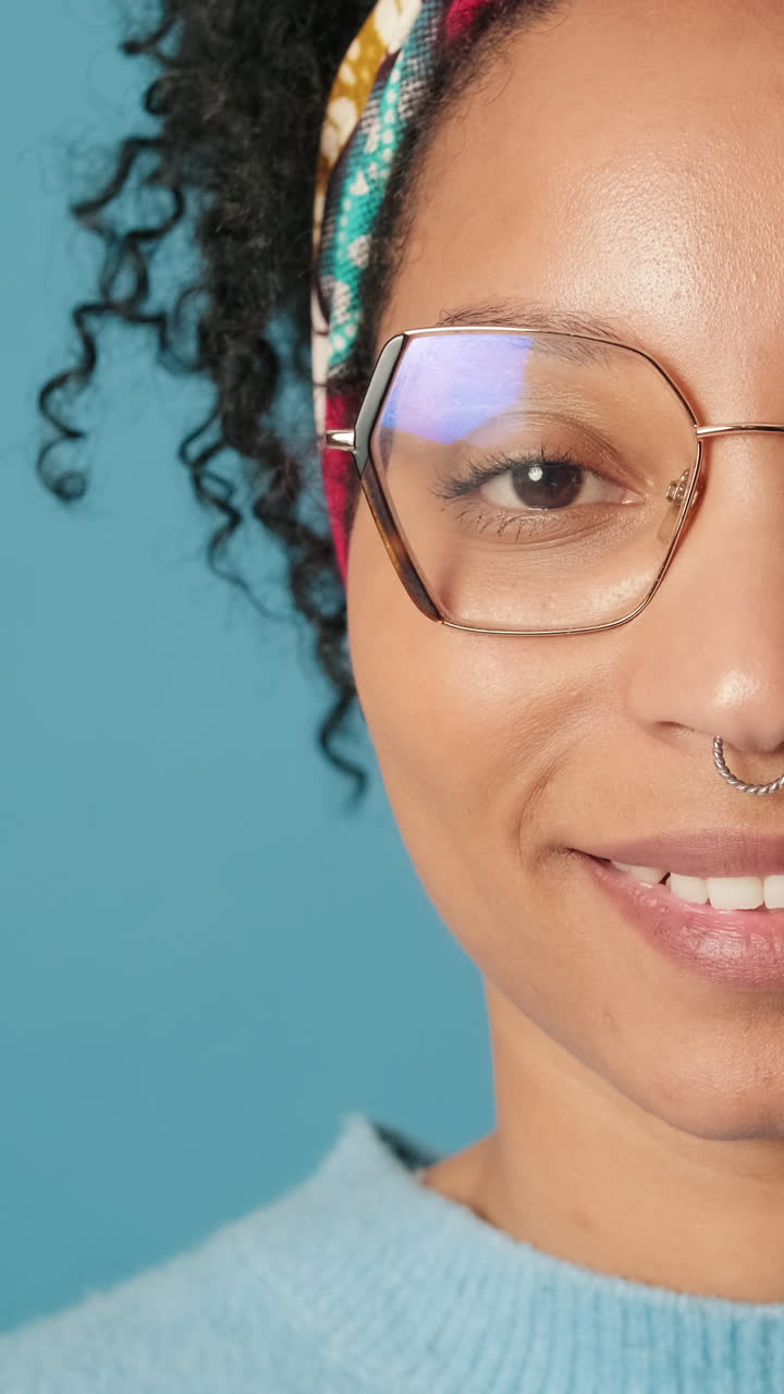 Ritratto in primo piano a mezzo volto di giovane donna sorridente