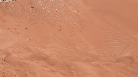 deportes de motociclismo en dunas de arena dorada en el desierto de maleha en roca fósil en sharjah, emiratos árabes unidos